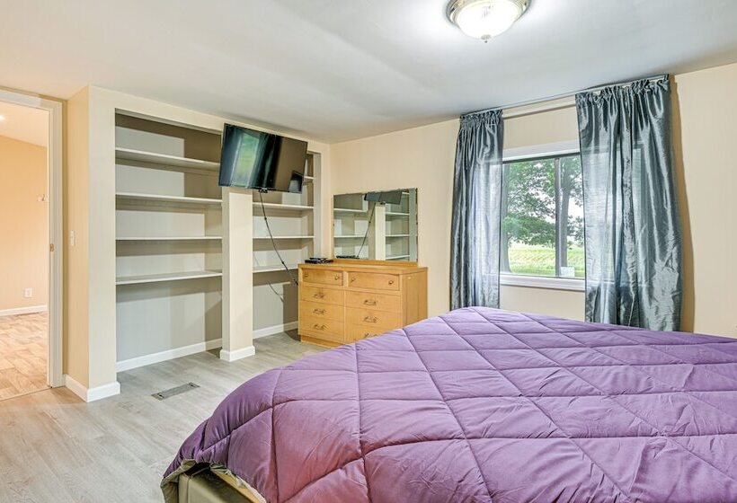 Walk To Coldwater Lake: Peaceful Weidman Retreat