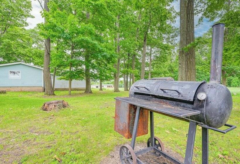 Walk To Coldwater Lake: Peaceful Weidman Retreat