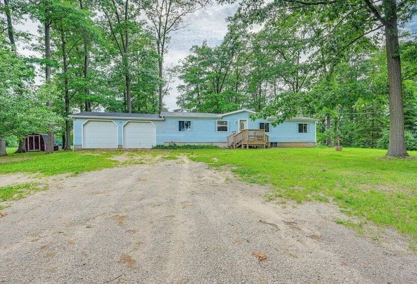 Walk To Coldwater Lake: Peaceful Weidman Retreat