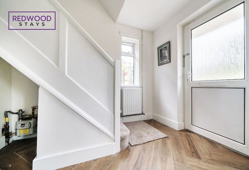 Пансион Link Road House By Redwood Stays