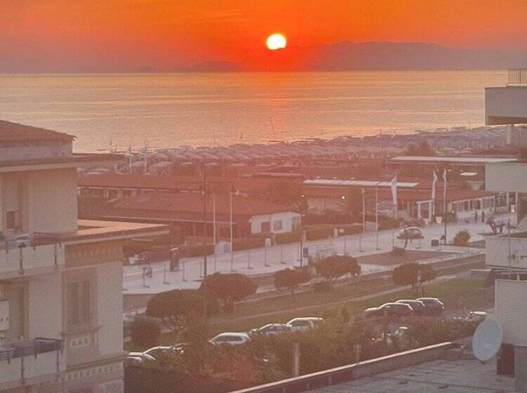 پانسیون Room In Guest Room Viareggio Rooms Facing The Sea