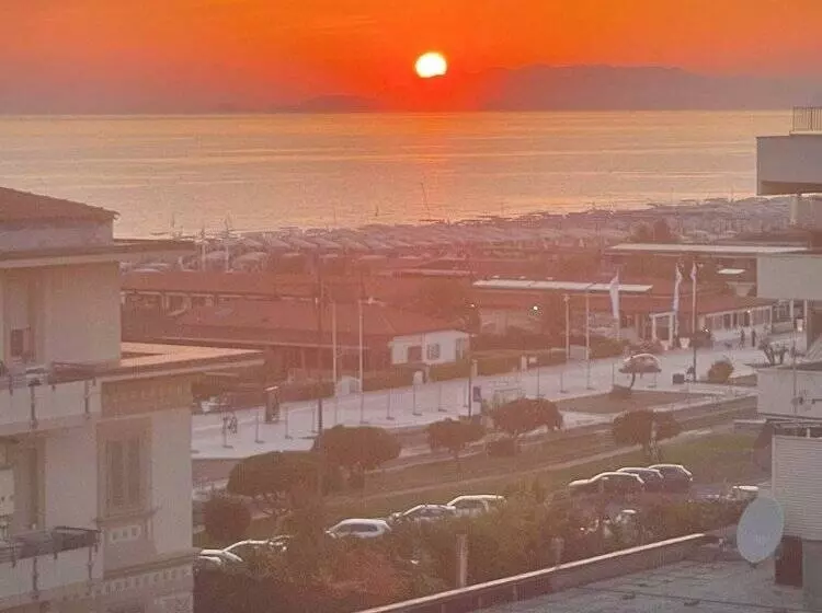 پانسیون Room In Guest Room   Viareggio Rooms Facing The Sea