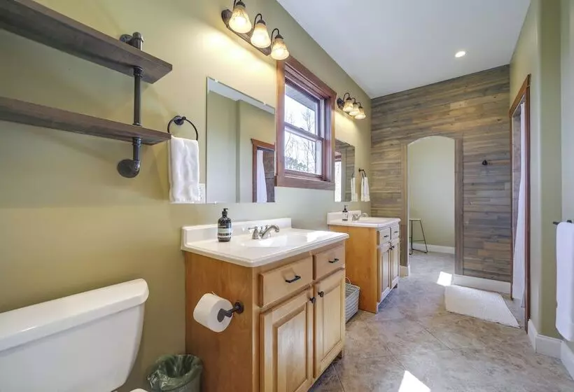 Pisgah Forest Home W/ Large Deck & Mountain Views!