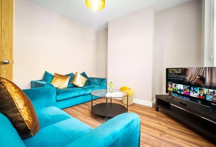 Residenssi Spacious 3 Bed House/sleeps 5/free Parking Oldbury