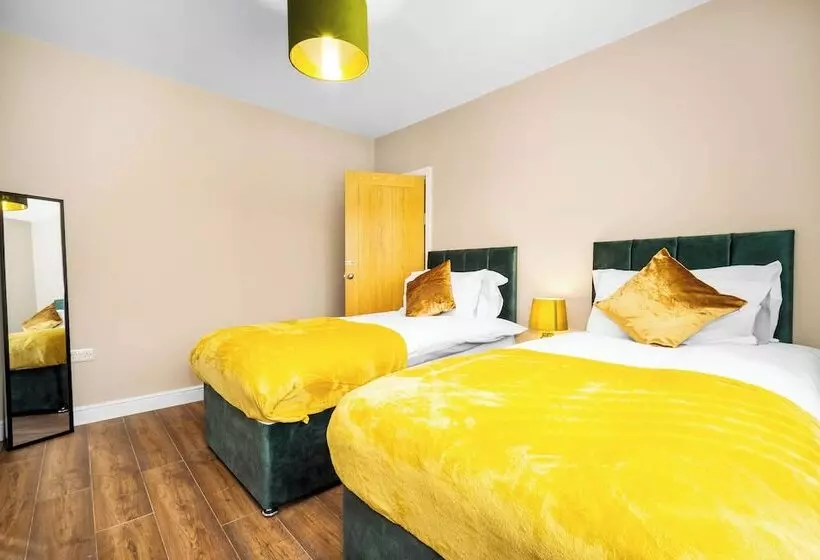 Residenssi Spacious 3 Bed House/sleeps 5/free Parking Oldbury