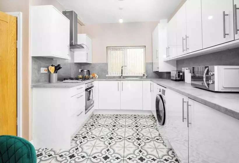 Residenssi Spacious 3 Bed House/sleeps 5/free Parking Oldbury