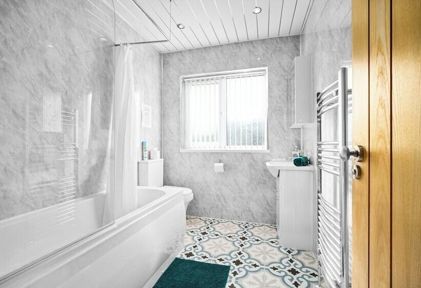 Резиденция Spacious 3 Bed House/sleeps 5/free Parking Oldbury