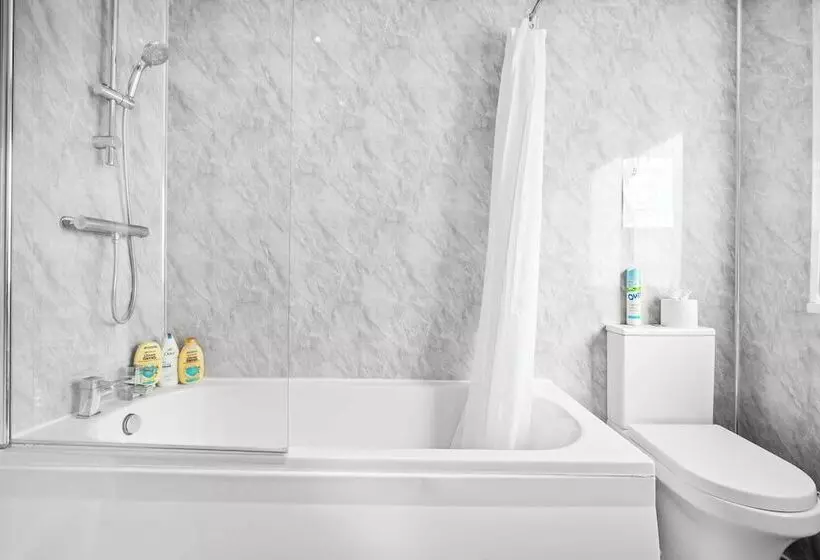 Residenssi Spacious 3 Bed House/sleeps 5/free Parking Oldbury