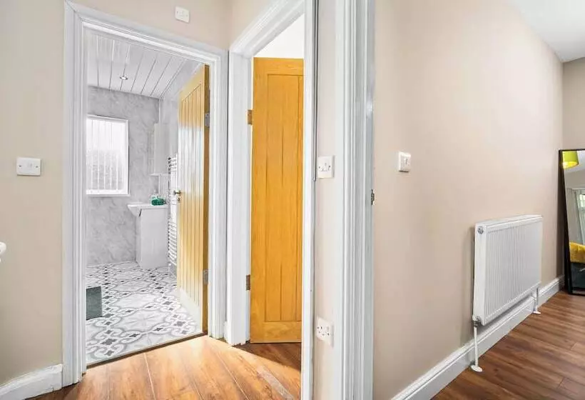 Residenssi Spacious 3 Bed House/sleeps 5/free Parking Oldbury