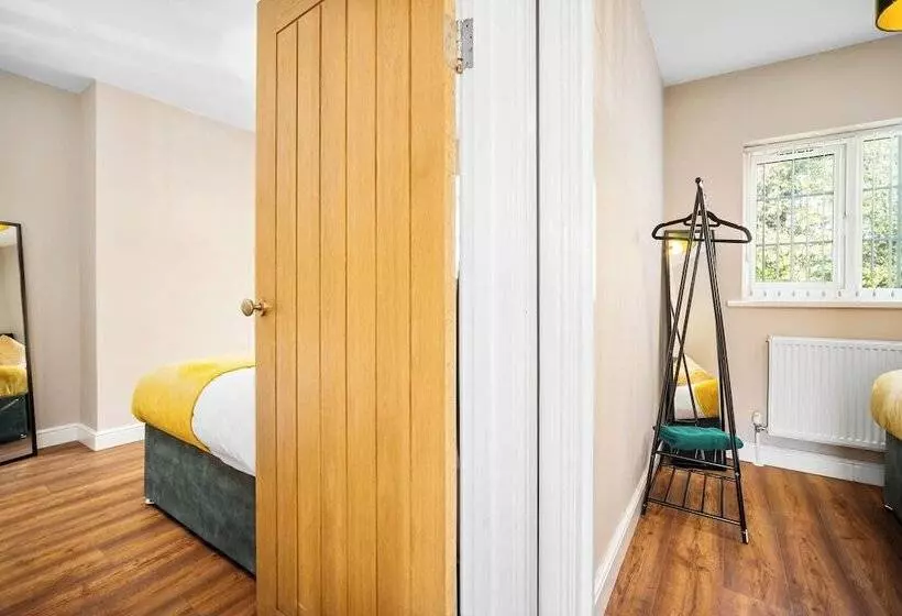 Residenssi Spacious 3 Bed House/sleeps 5/free Parking Oldbury