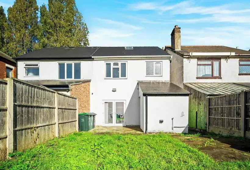 Residenssi Spacious 3 Bed House/sleeps 5/free Parking Oldbury