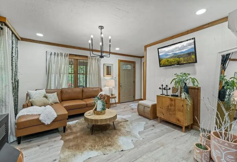 Stylish Cabin W/ Hot Tub, Games & More!