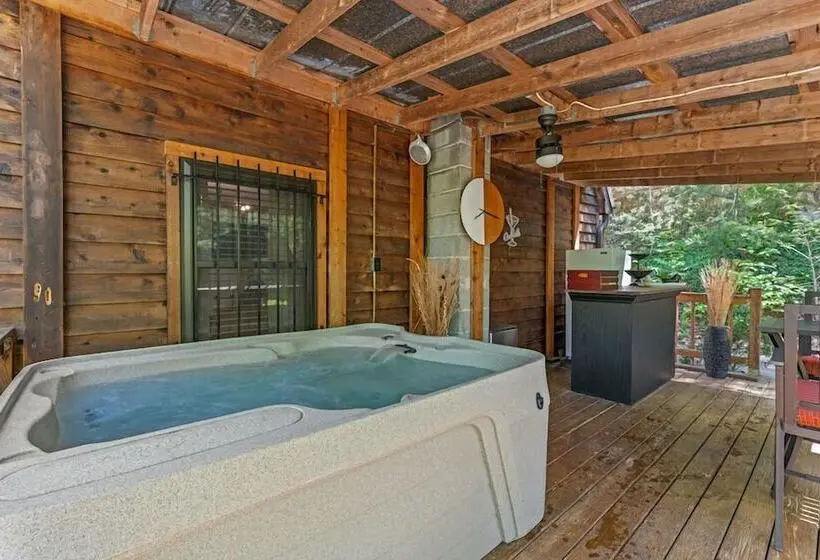 Stylish Cabin W/ Hot Tub, Games & More!
