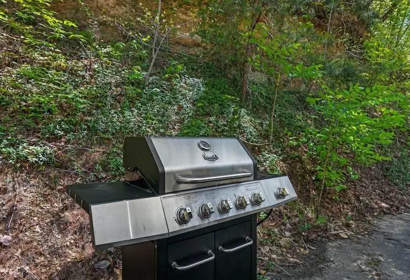 Stylish Cabin W/ Hot Tub, Games & More!
