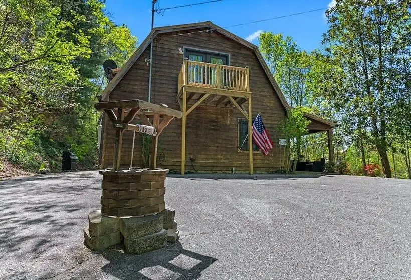 Stylish Cabin W/ Hot Tub, Games & More!