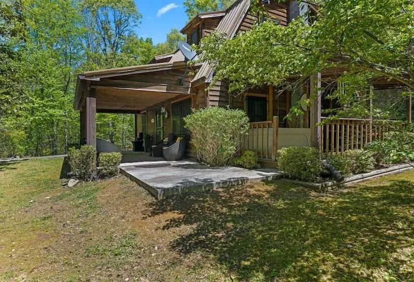 Stylish Cabin W/ Hot Tub, Games & More!