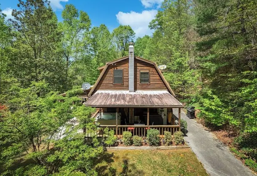 Stylish Cabin W/ Hot Tub, Games & More!