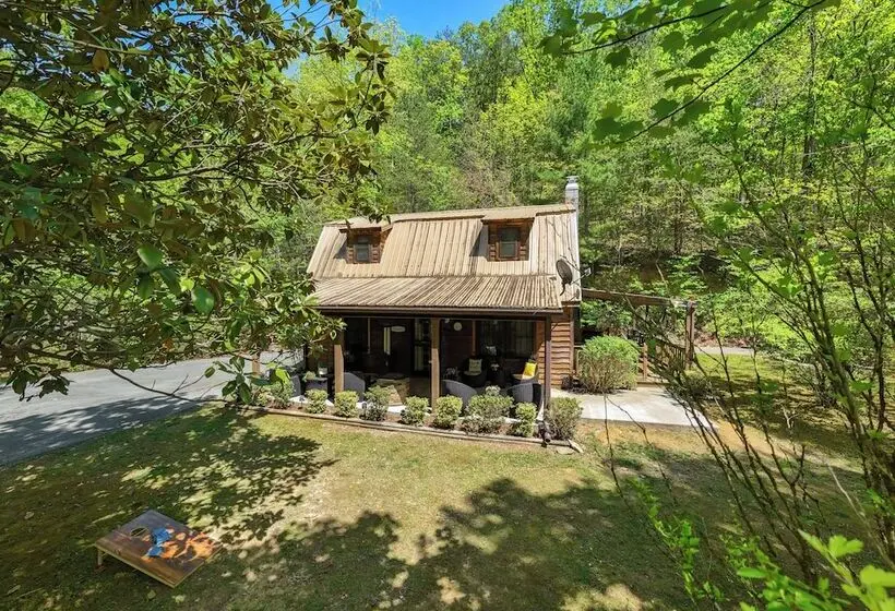 Stylish Cabin W/ Hot Tub, Games & More!