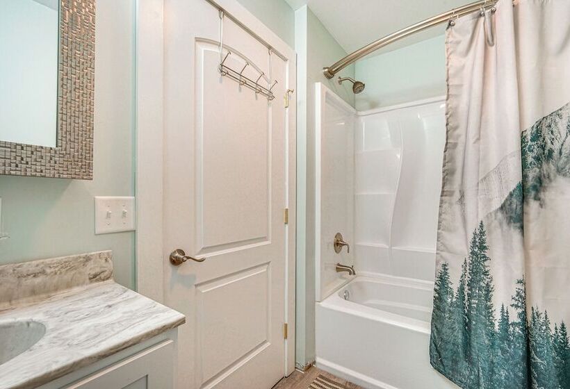 Wilmington Retreat Near Trails, Skiing & Festivals