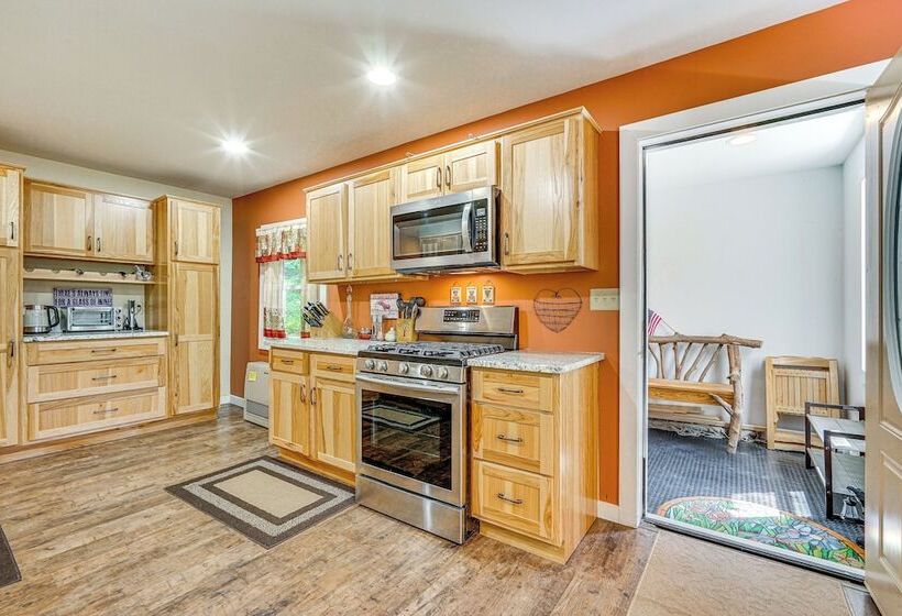 Wilmington Retreat Near Trails, Skiing & Festivals