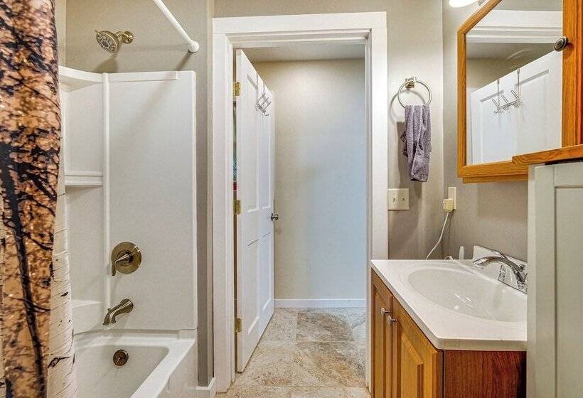 Wilmington Retreat Near Trails, Skiing & Festivals