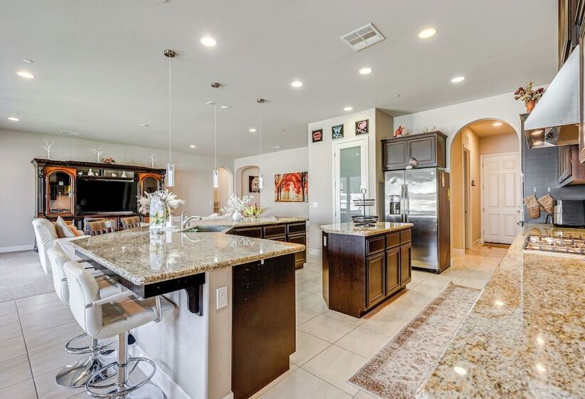 Beautiful Bakersfield Home ~ 8 Mi To Downtown!