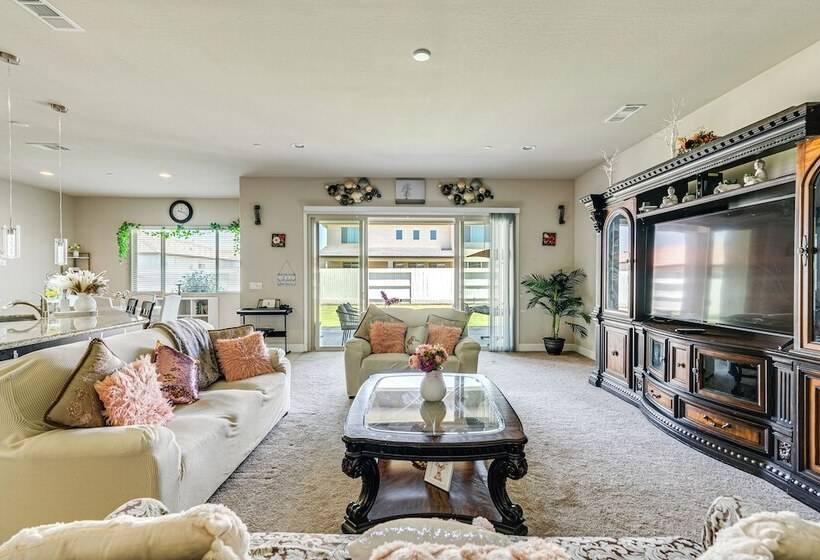 Beautiful Bakersfield Home ~ 8 Mi To Downtown!