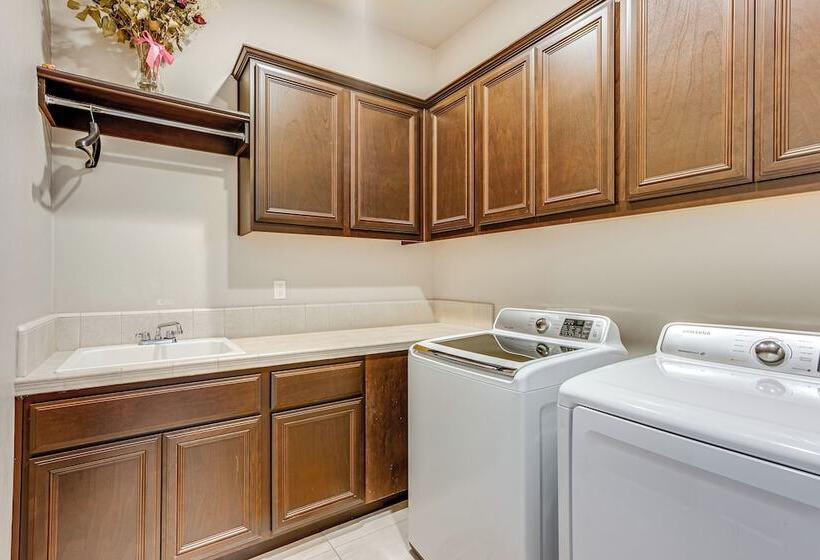 Beautiful Bakersfield Home ~ 8 Mi To Downtown!