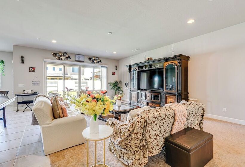 Beautiful Bakersfield Home ~ 8 Mi To Downtown!