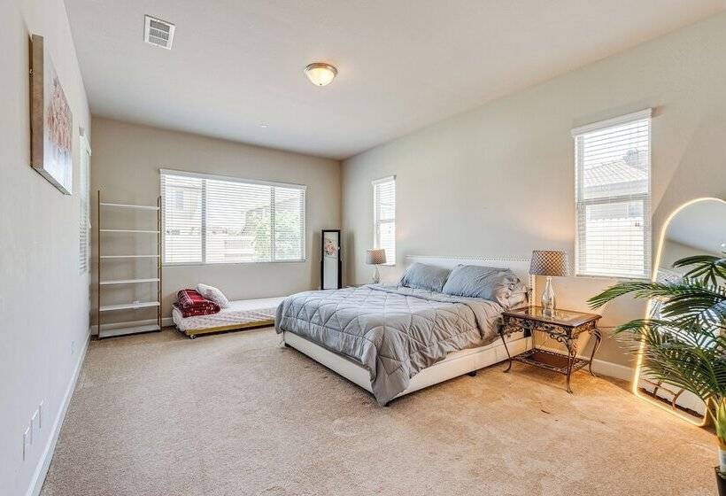 Beautiful Bakersfield Home ~ 8 Mi To Downtown!