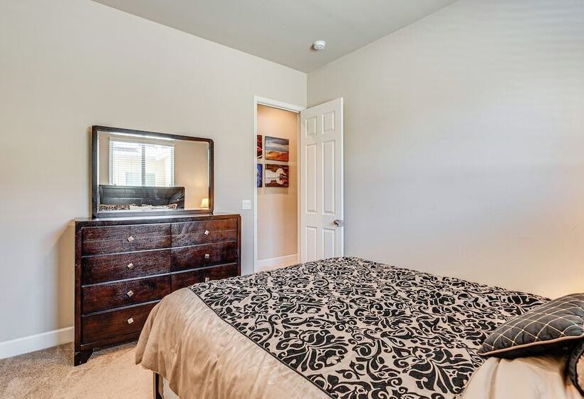 Beautiful Bakersfield Home ~ 8 Mi To Downtown!