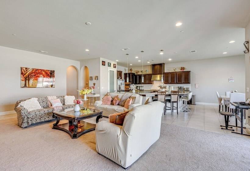 Beautiful Bakersfield Home ~ 8 Mi To Downtown!