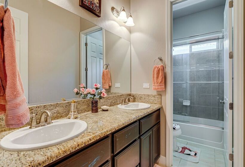 Beautiful Bakersfield Home ~ 8 Mi To Downtown!