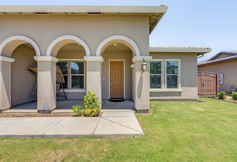Beautiful Bakersfield Home ~ 8 Mi To Downtown!