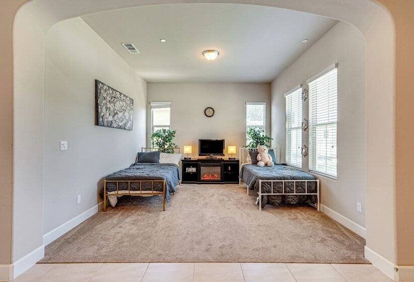 Beautiful Bakersfield Home ~ 8 Mi To Downtown!