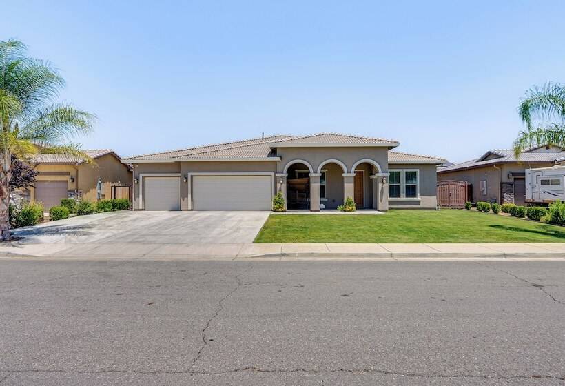 Beautiful Bakersfield Home ~ 8 Mi To Downtown!