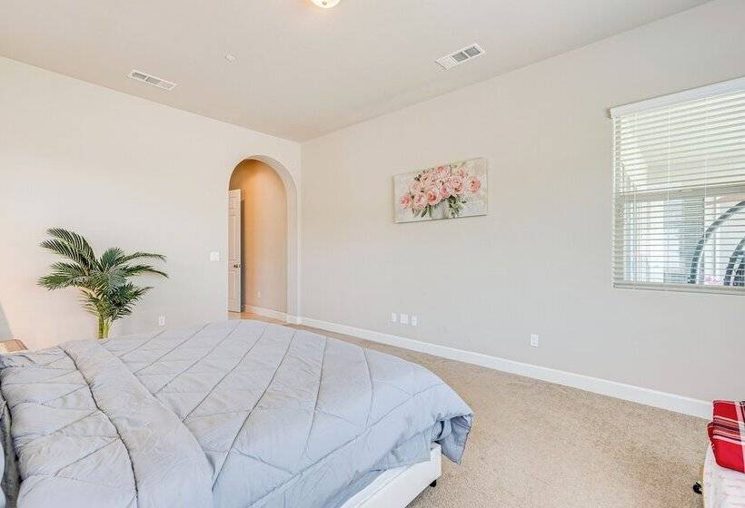 Beautiful Bakersfield Home ~ 8 Mi To Downtown!