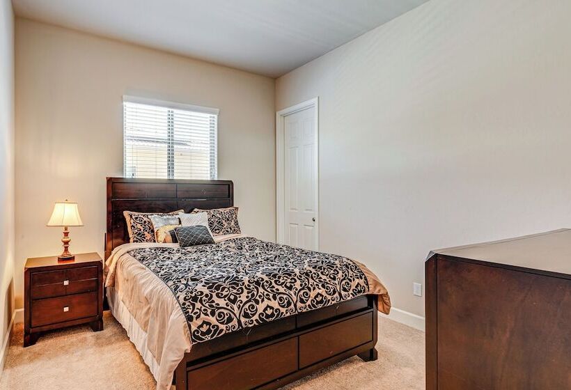 Beautiful Bakersfield Home ~ 8 Mi To Downtown!