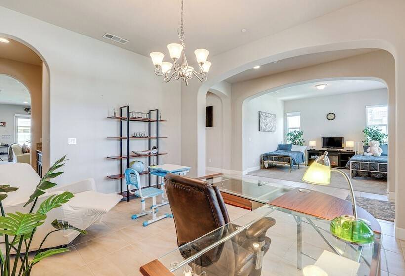 Beautiful Bakersfield Home ~ 8 Mi To Downtown!