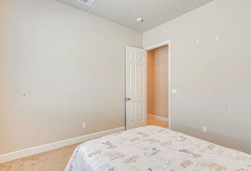 Beautiful Bakersfield Home ~ 8 Mi To Downtown!