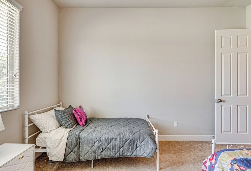 Beautiful Bakersfield Home ~ 8 Mi To Downtown!