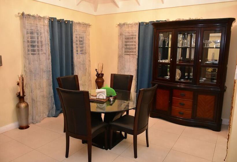 تختخواب و صبحانه The Palms Richmond Oasis