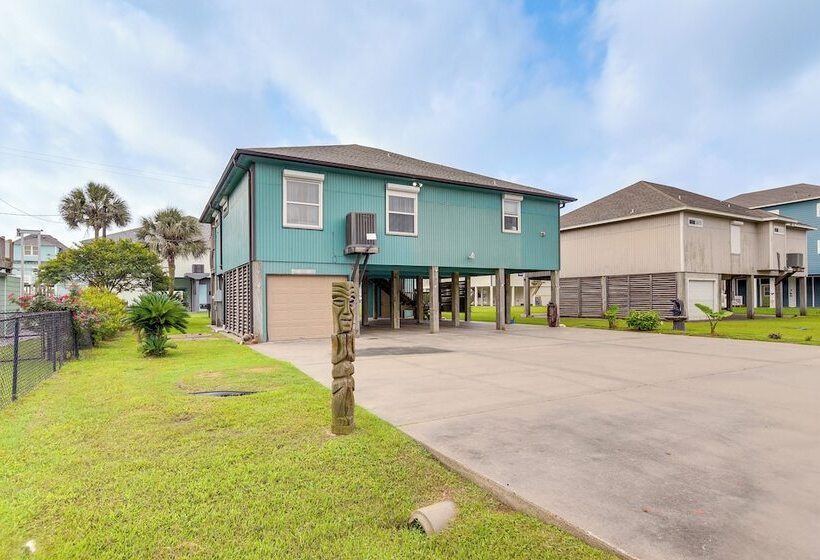 Crystal Beach Home W/ Deck + Ocean Views!