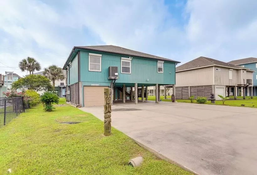Crystal Beach Home W/ Deck + Ocean Views!