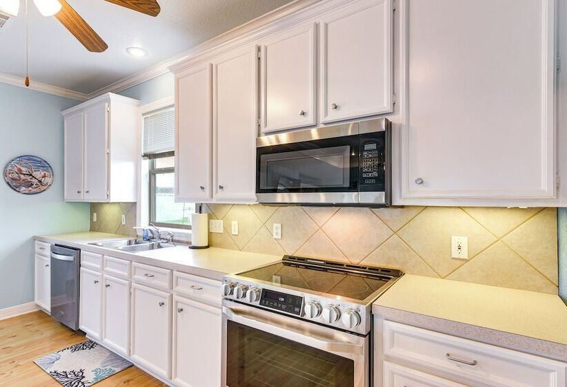 Crystal Beach Home W/ Deck + Ocean Views!