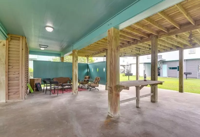 Crystal Beach Home W/ Deck + Ocean Views!