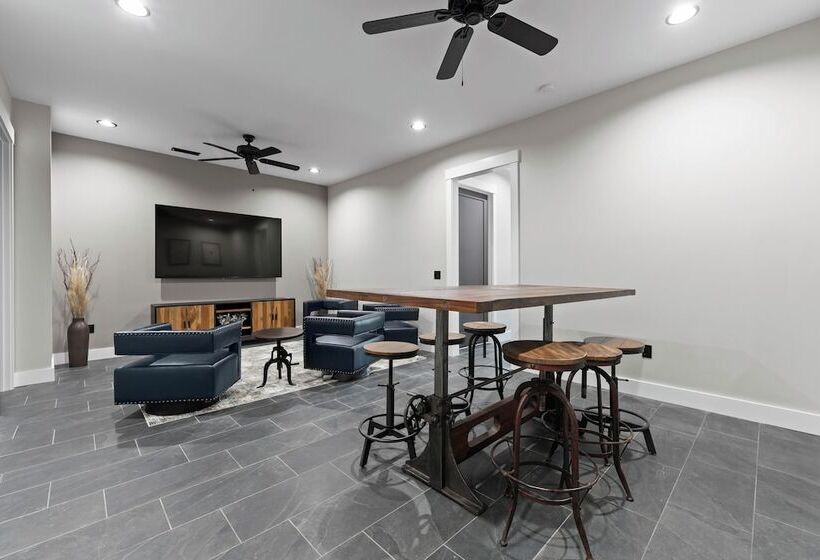 Gray Fox Lodge By Avantstay Waterslide Pool, Theater Sleeps 23