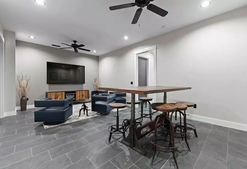 Gray Fox Lodge By Avantstay Waterslide Pool, Theater Sleeps 23