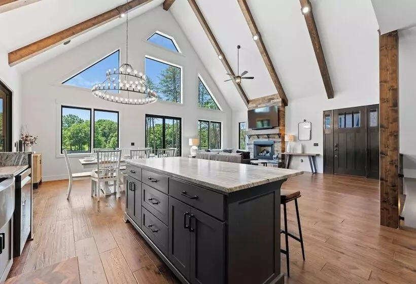 Gray Fox Lodge By Avantstay Waterslide Pool, Theater Sleeps 23