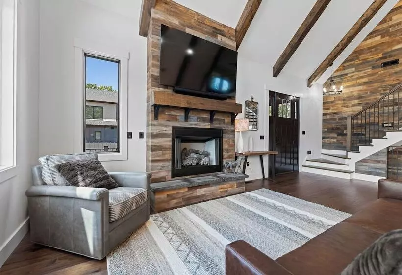 Gray Fox Lodge By Avantstay Waterslide Pool, Theater Sleeps 23